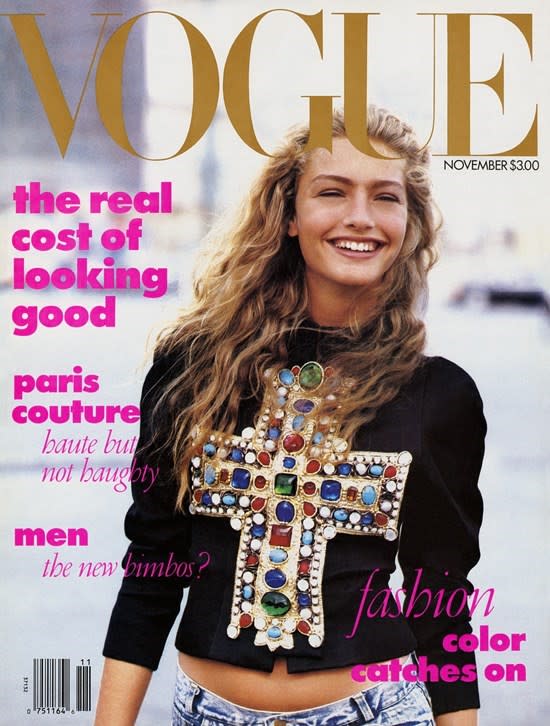 安娜溫圖1988年接任美版《Vogue》總編輯後的封面首作，打破傳統，讓模特兒身穿Christian Lacroix高級訂製系列，搭配平價的Guess牛仔褲。（翻攝自Pinterest）
