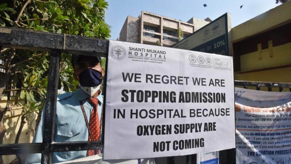 2021年4月22日，印度新德里一家醫院外面掛著一條公告，通知氧氣牀短缺。