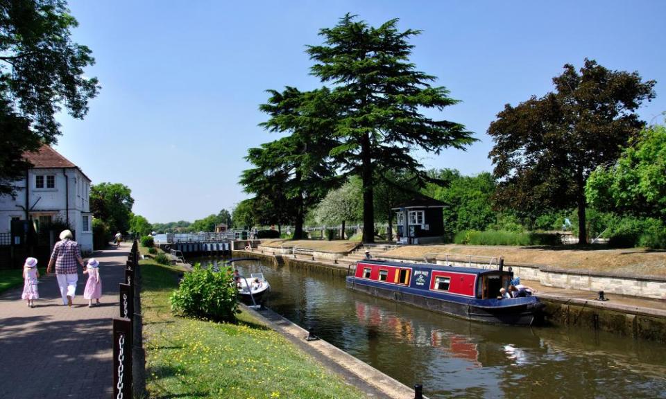 Bell Weir Lock, Runnymede.