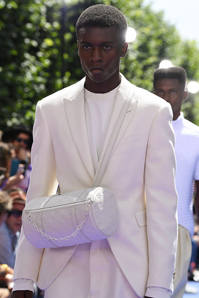 <p>Lo interesante de esta propuesta de Luis Vuitton es que esta forma de bolsos sí es más tradicional para mujeres, aunque la idea de llevarlos al frente parece la tendencia masculina. Foto: Pascal Le Segretain/Getty Images </p>