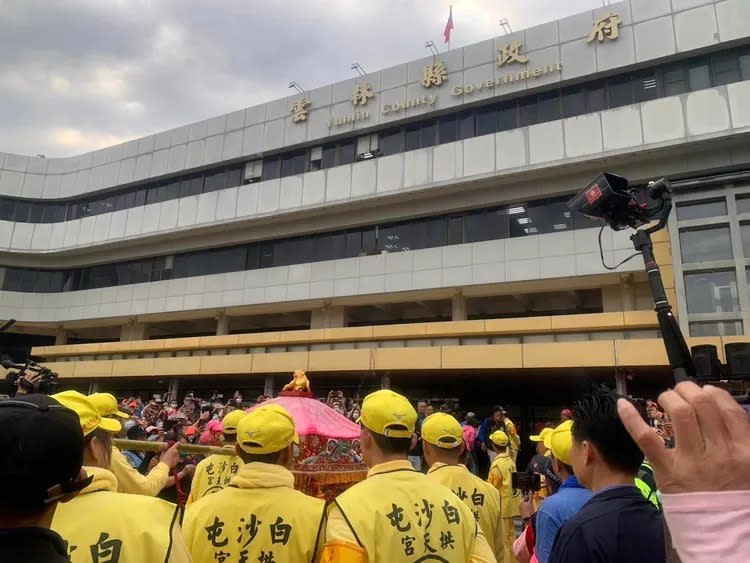 白沙屯媽祖上午停駕雲林縣府，縣府廣場擠滿信徒。翻攝白沙屯拱天宮臉書