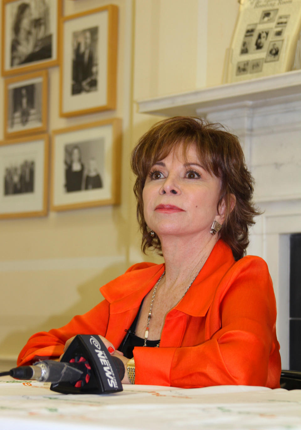 La escritora chilena Isabel Allende ofrece una charla en la Americas Society en Nueva York el martes 15 de abril del 2014. Su más reciente novela, "El juego de Ripper", se publicó a principios de año. (AP Foto/Eva Font)
