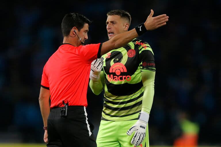 El árbitro uruguayo Leodan González expulsa al arquero de Belgrano, Nahuel Losada, por un foul fuera del área de último recurso; por la Copa Sudamericana