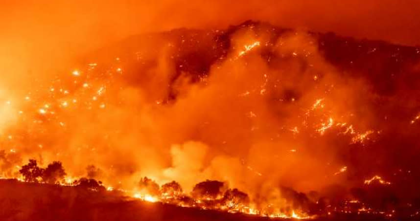 加州西爾弗拉多峽谷一場由房屋火災引發的大火燒毀了3600英畝的土地。（圖／AP）