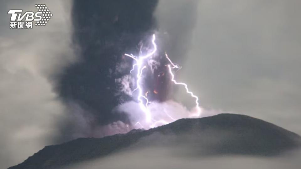 伊布火山首次噴發時間為當地凌晨1時30分，並引發壯觀的火山閃電。（圖／達志影像路透社）