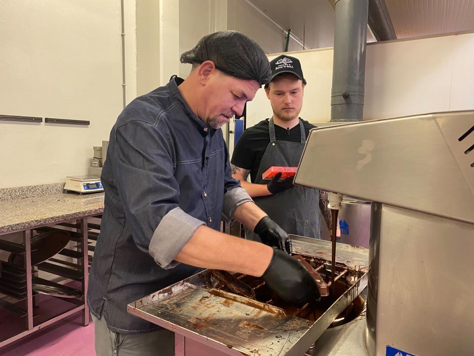 Tim Mälzer (l.) bei der Pralinenzubereitung (Bild: VOX/RTL): https://plus.rtl.de/video-tv/shows/kitchen-impossible-717062

