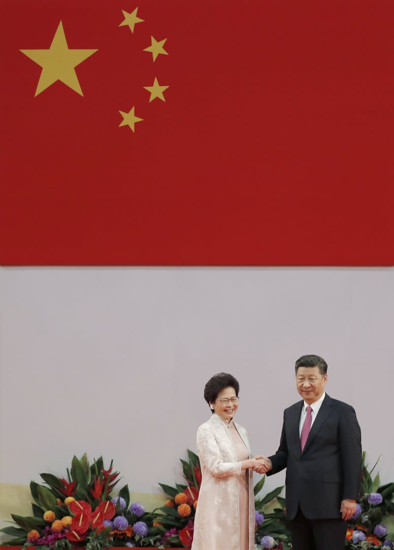 2017年7月1日，林鄭月娥宣誓就任香港特別行政區第五任行政長官，由中國國家主席習近平監誓（AP）