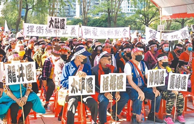 台中市花東新村及自強新村重建95戶，預計月底進住。因超黨派台中市議員日前質疑名冊前後不一及繼承等問題，引爆原住民市議員黃仁不滿，認為故意挑起族群對立，8日發動近500位來自全台各地原住民到台中市議會陳情。（陳世宗攝）