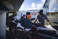 En esta imagen, tomada el 8 de septiembre de 2018, paramédicos meten a Sandra Medina, una paciente de diálisis de 42 años, en un avión en Vieques, antes de viajar a Ceiba, en la isla principal de Puerto Rico, para recibir tratamiento en la clínica Fresenius de Humacao. (AP Foto/Carlos Giusti)