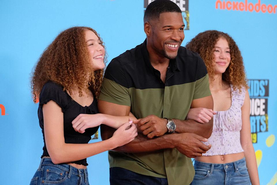 Michael Strahan and daughters at 2019 Nickelodeon Kids' Choice Sports Awards