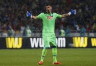 Napoli's goalkeeper Mariano Andujar reacts during the Europa League semi-final second leg soccer match against Dnipro Dnipropetrovsk at the Olympic stadium in Kiev, Ukraine, May 14, 2015. REUTERS/Valentyn Ogirenko