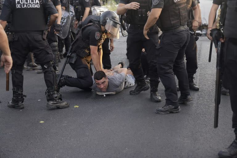 La policía llegó al corte en autopista Dellepiane y hubo enfrentamientos con los vecinos