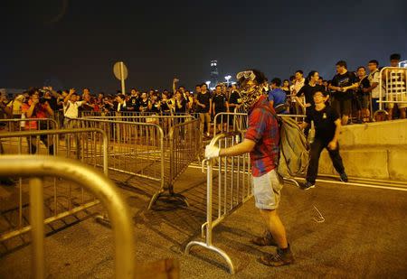 Protesters try to block an avenue outside the offices of Hong Kong's Chief Executive Leung Chun-ying in Hong Kong October 2, 2014. REUTERS/Carlos Barria