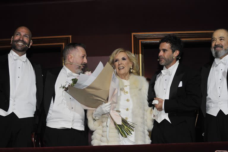 Freddy Villarreal, Nicolás Scarpino, Nicolás Cabré y Jorge Suárez, junto a Mirtha