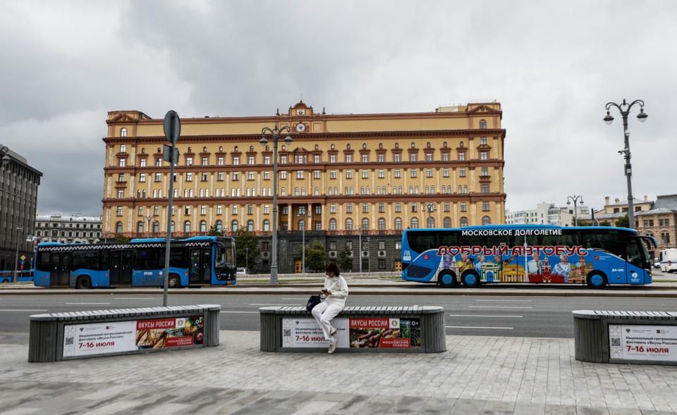 2023年6月24日，俄羅斯莫斯科盧比揚卡廣場（Lubyanka Square），一名婦女在聯邦安全局（FSB）總部前滑手機。路透社