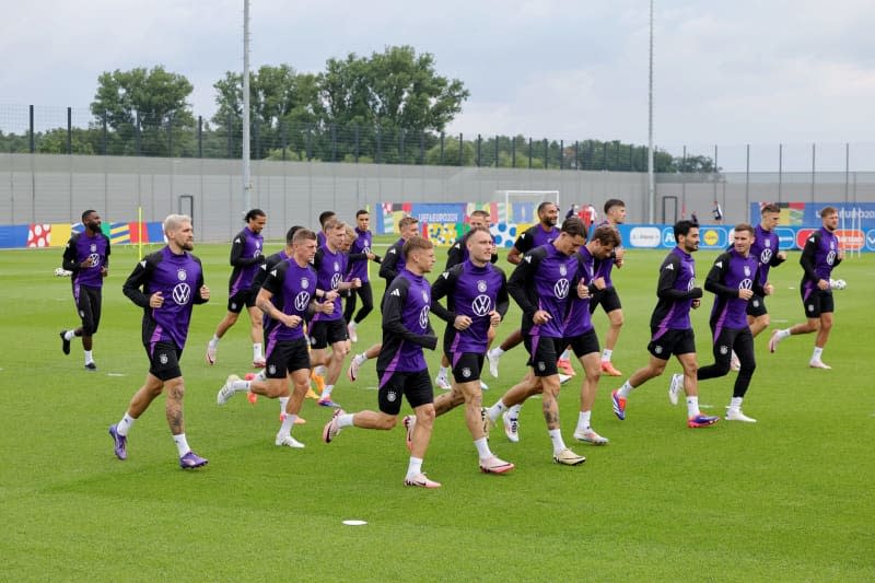 (LR) Spieler der deutschen Nationalmannschaft laufen beim Training vor dem Viertelfinalspiel der UEFA Euro 2024 am Freitag gegen Spanien.  Christian Karisius/dpa