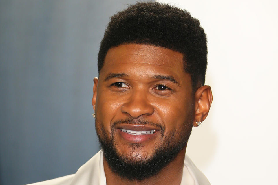 US singer Usher attends the 2020 Vanity Fair Oscar Party following the 92nd Oscars at The Wallis Annenberg Center for the Performing Arts in Beverly Hills on February 9, 2020. (Photo by Jean-Baptiste Lacroix / AFP) (Photo by JEAN-BAPTISTE LACROIX/AFP via Getty Images)