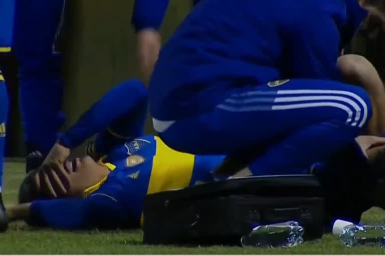 Exequiel Zeballos, a puro dolor en el piso tras la brutal patada del jugador de Agropecuario