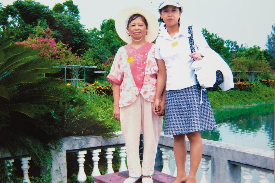 莫愛芳（右）與婆婆（左）合影。（莫愛芳提供）