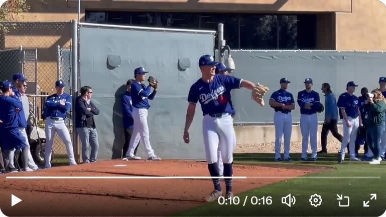 山本由伸春訓進牛棚練投。（圖／翻攝自FOX Sports: MLB推特）