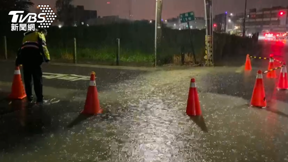 高雄市與屏東縣下大雷雨。（圖／高雄市林園分局）