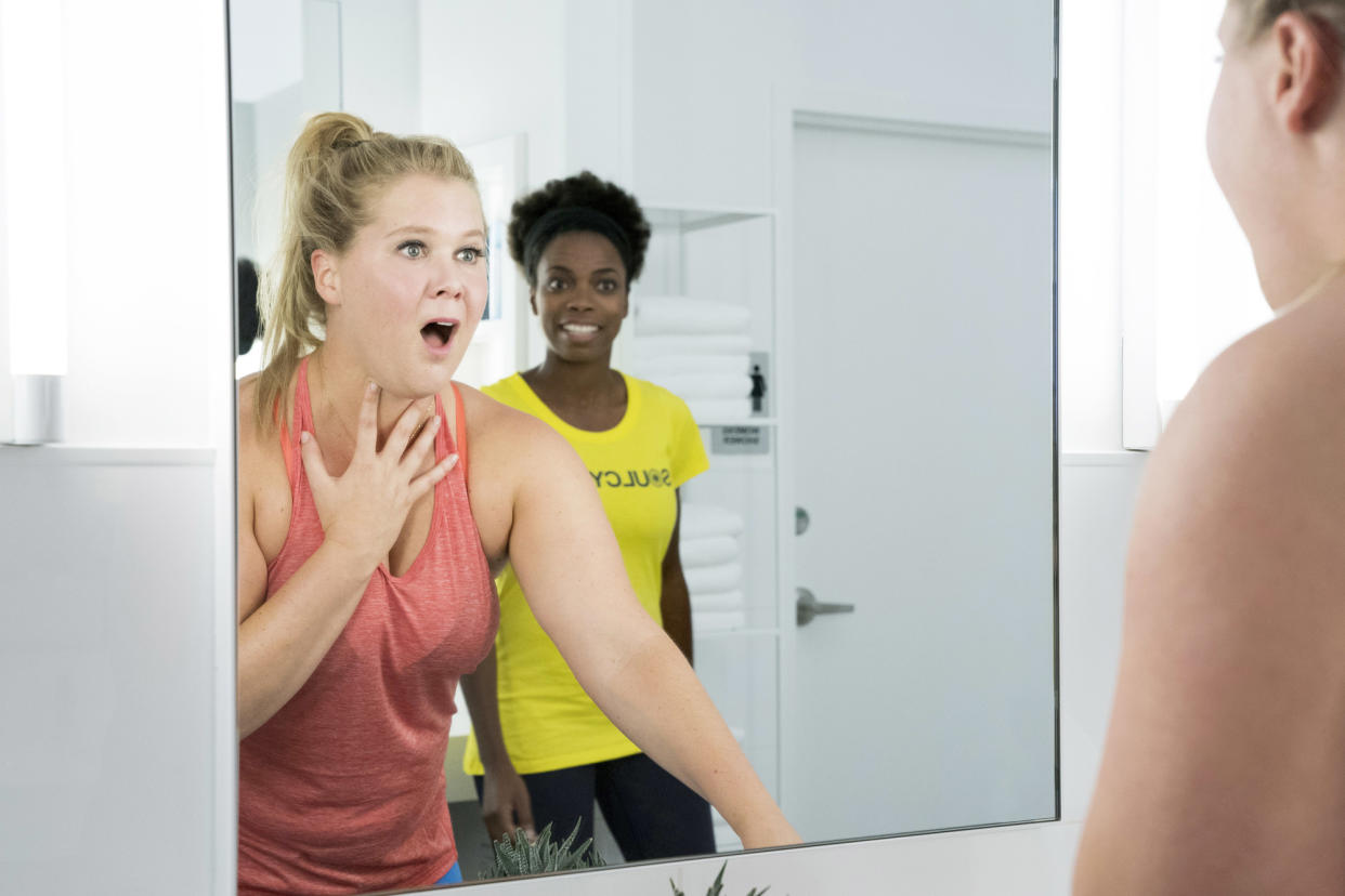 Zum ersten Mal zufrieden mit dem eigenen Spiegelbild: Renee (Amy Schumer) in „I Feel Pretty“. (Bild: Intertopics/ddp Images)