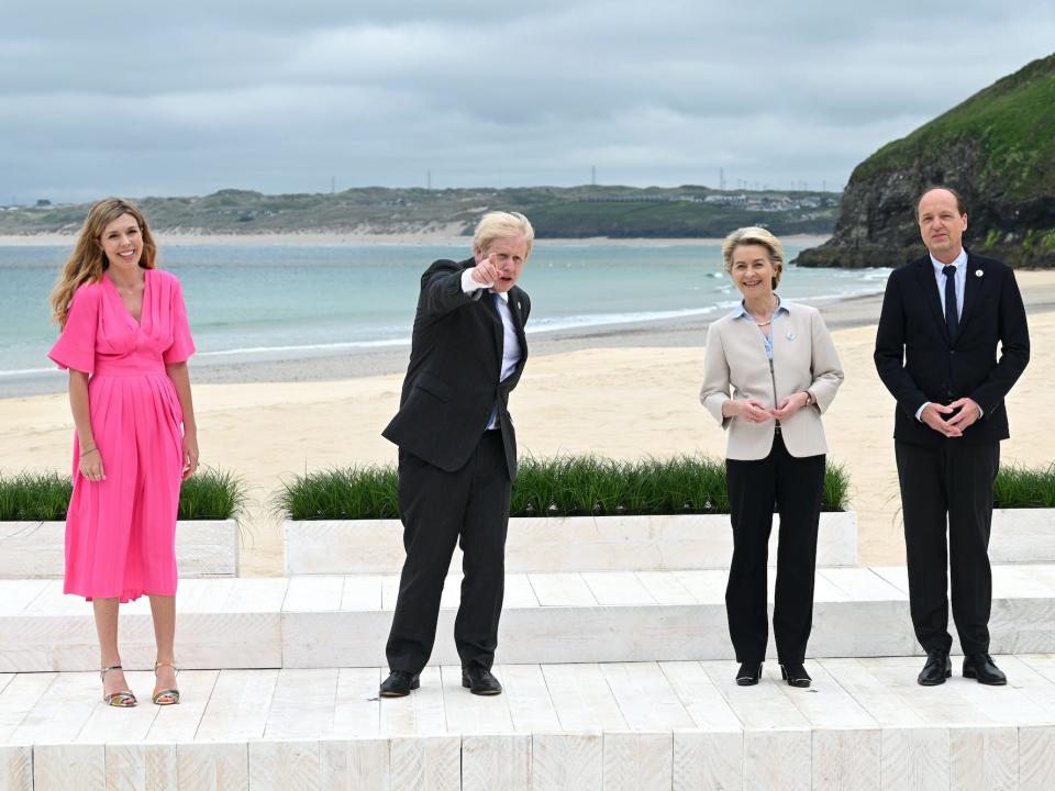 Carrie Johnson, Boris Johnson, Ursula von der Leyen, and Heiko von der Leyen stand in front of Carbis Bay