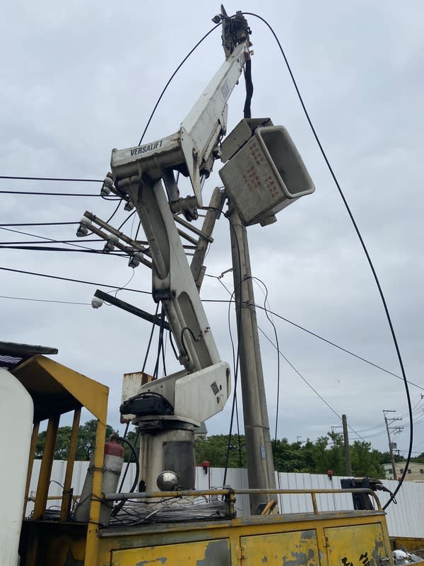 台電承攬商工人高空作業意外墜地亡 台灣電力公司桃園營業處進行「112年度乙工區配電 外線工程」，由通營電氣工程有限公司承攬施作，通 營公司所僱林姓男工人29日執行電纜剪線拆除作業 時，發生從高空作業車吊籠墜落致死的重大職業災害 案，林男搶救不治，現場已部分停工。 （桃園市勞動局提供） 中央社記者葉臻傳真  113年5月30日 