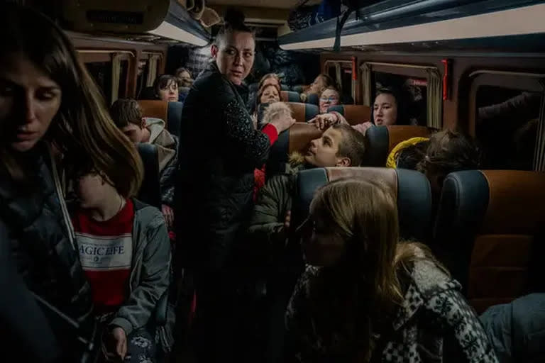 Madres y niños regresan en autobús a la capital ucraniana, Kiev, desde los territorios ocupados por Rusia en marzo.Credit...Daniel Berehulak/The New York Times