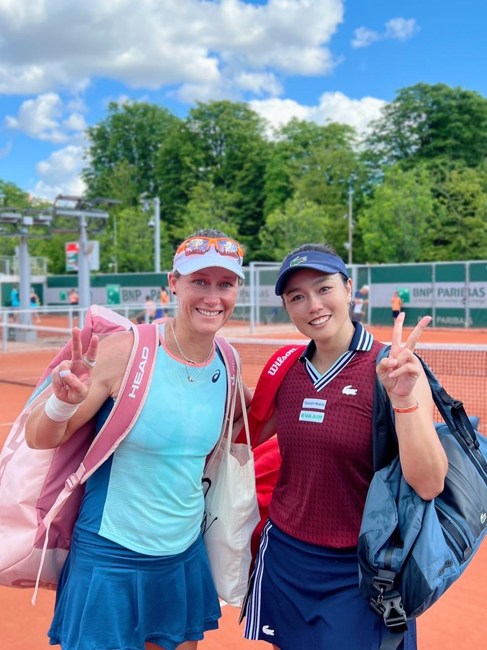 詹詠然(右)、Samantha Stosur(左)前世界球后搭檔在法網連過2關。(劉雪貞提供)