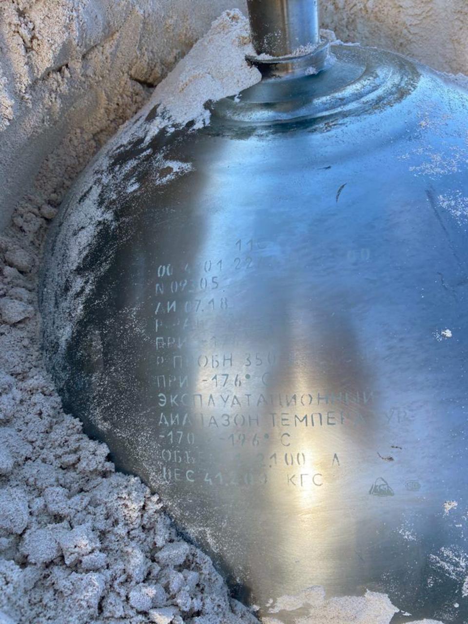 The Russian text on the object notes it has an operating temperature range of between -170C and -196C, a capacity of around 43 litres, a maximum weight of around 41kgManon Clarke