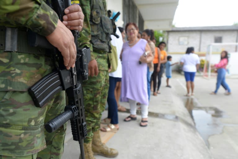 Militares vigilan un centro de votación en Olón, en la provincia ecuatoriana de Santa Elena, el 21 de abril de 2024 (Gerardo MENOSCAL)