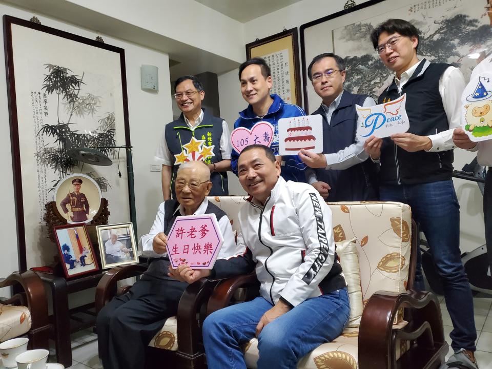 新北市長侯友宜（前右）到永和慶賀「許老爹」許歷農（前左）105歲生日。（中央社）
