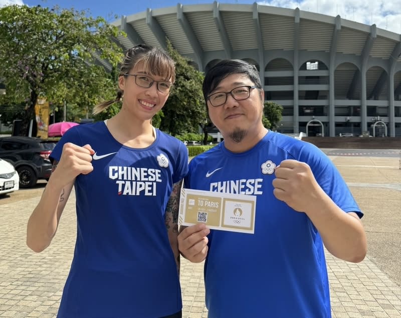 拳擊資格賽  黃筱雯搶下奧運門票 台灣女子拳擊好手黃筱雯（左）2日在女子54公斤級 的巴黎奧運資格賽如願晉級4強，賽後她和教練劉宗 泰（右）合影，慶祝挺進五環殿堂。 （劉宗泰提供） 中央社記者黎建忠傳真  113年6月2日 