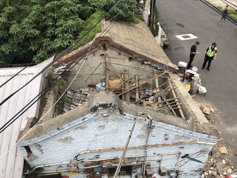 彰化和美民宅屋頂塌陷  1婦遭壓傷 彰化縣和美鎮18日下午發生民宅屋頂塌陷意外，謝姓 婦人被壓在屋頂下動彈不得，消防局獲報馳援，將人 救出後送醫救治，所幸謝婦並無大礙。 （彰化縣政府提供） 中央社記者吳哲豪傳真  113年5月18日 