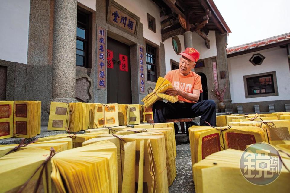 以前陳坤輝（圖）的父親會在自家古厝大埕曝曬金紙，竹南金紙業興盛時期，還能看到滿街金紙綿延不絕的盛況。