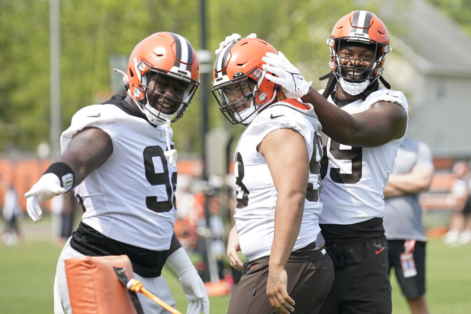 Cleveland Browns' defensive end Za'Darius Smith, right, clowns around with teammates Sam Kamara, left, and Trysten Hill, center, during NFL football practice, Wednesday, May 24, 2023, in Berea, Ohio. (AP Photo/Sue Ogrocki)