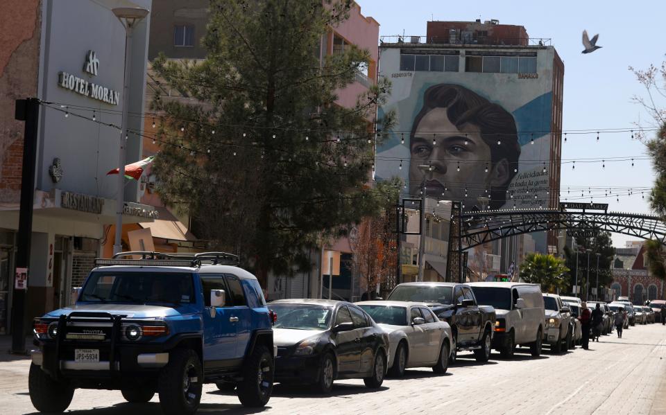 <strong>Cientos de mexicanos que también son ciudadanos estadounidenses cruzaron la frontera</strong> para depositar sus votos en las elecciones presidenciales. La imagen muestra la fila para llegar a la ciudad de El Paso, Texas, en el Puente Internacional Córdova-Américas en Ciudad Juárez, México. (Foto de HERIKA MARTINEZ/AFP vía Getty Images)