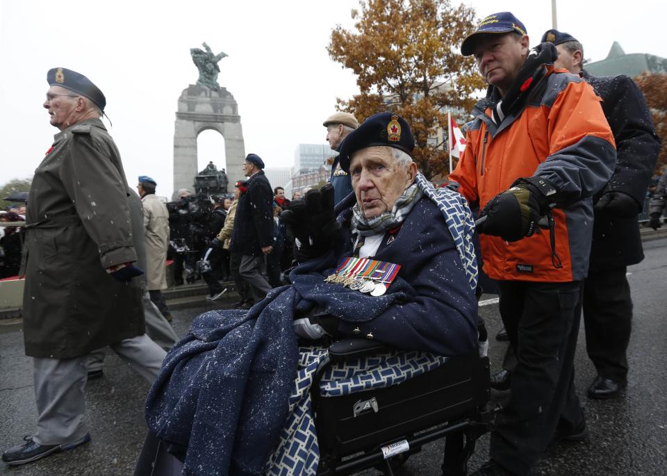 Canadian veterans march in a parade during the Remembrance Day ceremony at the National War Memorial in Ottawa November 11, 2013. REUTERS/Chris Wattie (CANADA - Tags: MILITARY ANNIVERSARY)