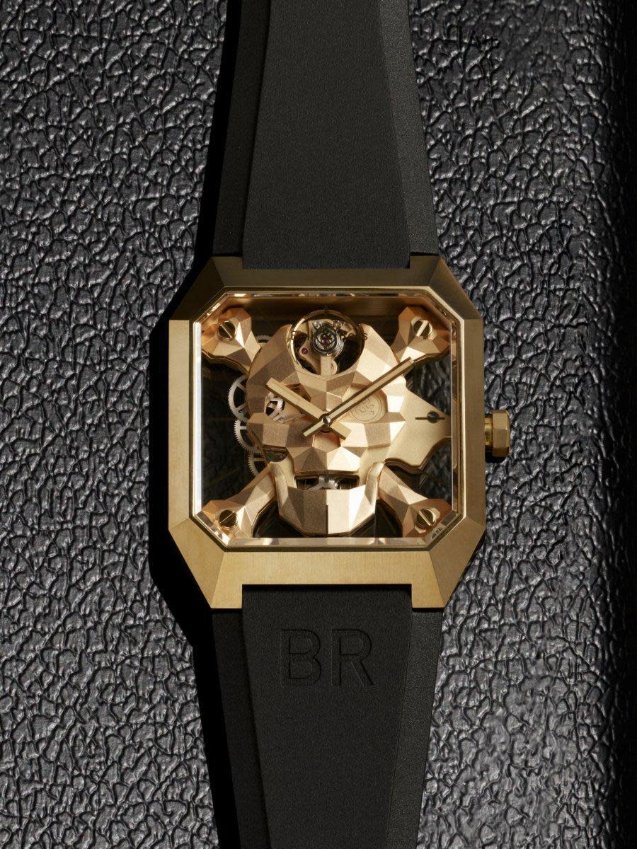 BELL & ROSS BR 01 Cyber Skull Bronze，此錶屬於BR 01儀表板錶殼的前衛藝術版本，以雕塑切面取代原本造型，達到未來派的境界。而今年的最新變奏Cyber Skull Bronze青銅錶，其青銅合金的光澤質感會隨年月而變化，令每一只腕錶都擁有獨特面貌個性，轉動錶冠為手錶上鏈時，骷顱頭的嘴巴更為上下晃動，限量500只。定價約NT$376,000。