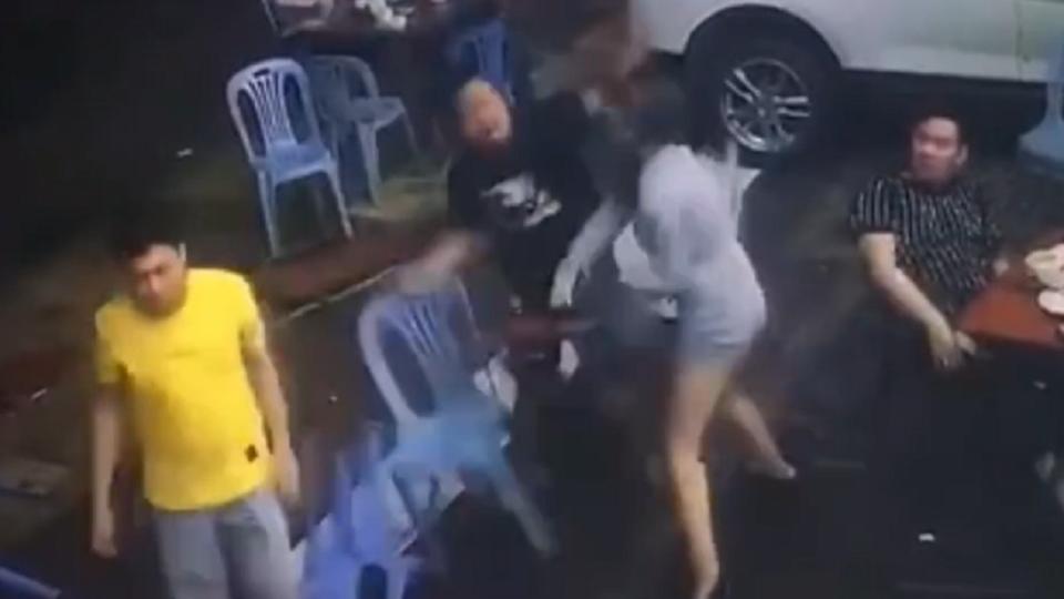 男友倒地後，女子獨自奮鬥對抗2名挑釁男子。（圖／翻攝自微博）