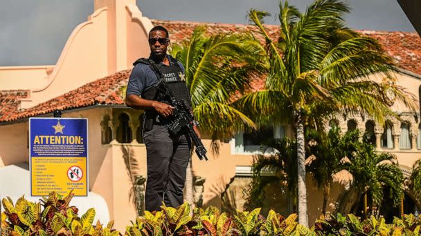 PHOTO: A secret service agent stands outside of the Mar-a-Lago Club, home of former US President Donald Trump, in Palm Beach, Florida, on April 1, 2023. (Giorgio Viera/AFP via Getty Images)