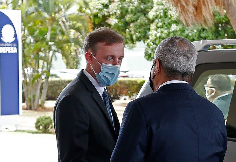 Jake Sullivan junto al ministro de Defensa de Brasil, antes de llegar a la Argentina