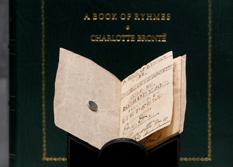 Un manuscrit miniature de la romancière anglaise Charlotte Bronte, dévoilé à la Foire internationale du livre ancien de New York, le 21 avril 2022 (AFP/TIMOTHY A. CLARY)