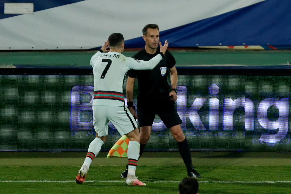 Cristiano Ronaldo furioso ante el árbitro que anuló su gol en el partido con Serbia. (Photo by Nikola Krstic/Soccrates/Getty Images)