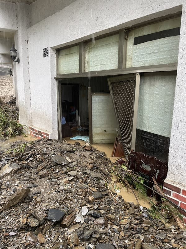 南投縣仁愛鄉豪雨不斷，4日多處道路坍方，都達村出現土石流灌進民宅。（中央社／民眾提供） 