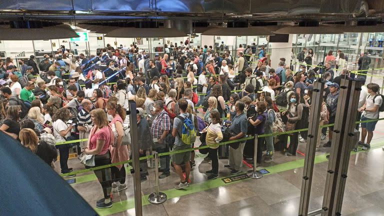 Largas colas en el control de pasaportes en el Aeropuerto de Barajas, Madrid, el 7 de junio de 2022.