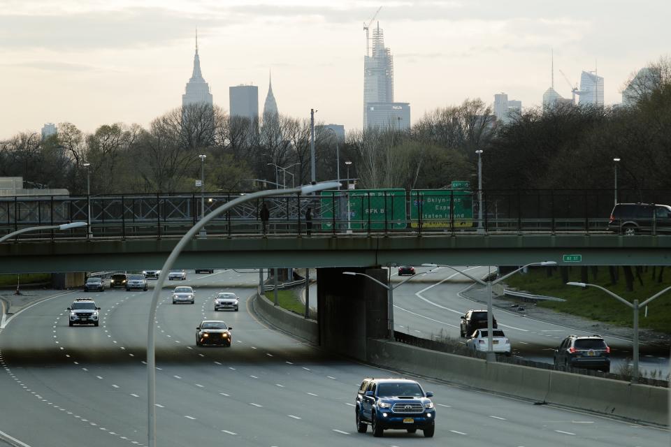 La hora pico en la Grand Central Parkway de Queens, Nueva York, 7 de abril de 2020. (AP Foto/Frank Franklin II)