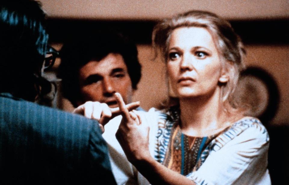 <p>Was passiert wenn Frau richtig frustriert ist? ‘Eine Frau unter Einfluss’ kennt die überspitzte, dramatische Antwort. Statt ein romantisches Wochenende mit ihrem Mann Peter Falk zu verbringen, betrügt Gena Rowlands eben diesen. (Foto: ddp) </p>