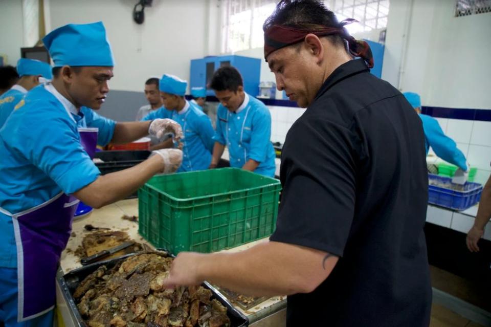 Concordia and the prison cooks prepare some spicy dishes for the inmates.